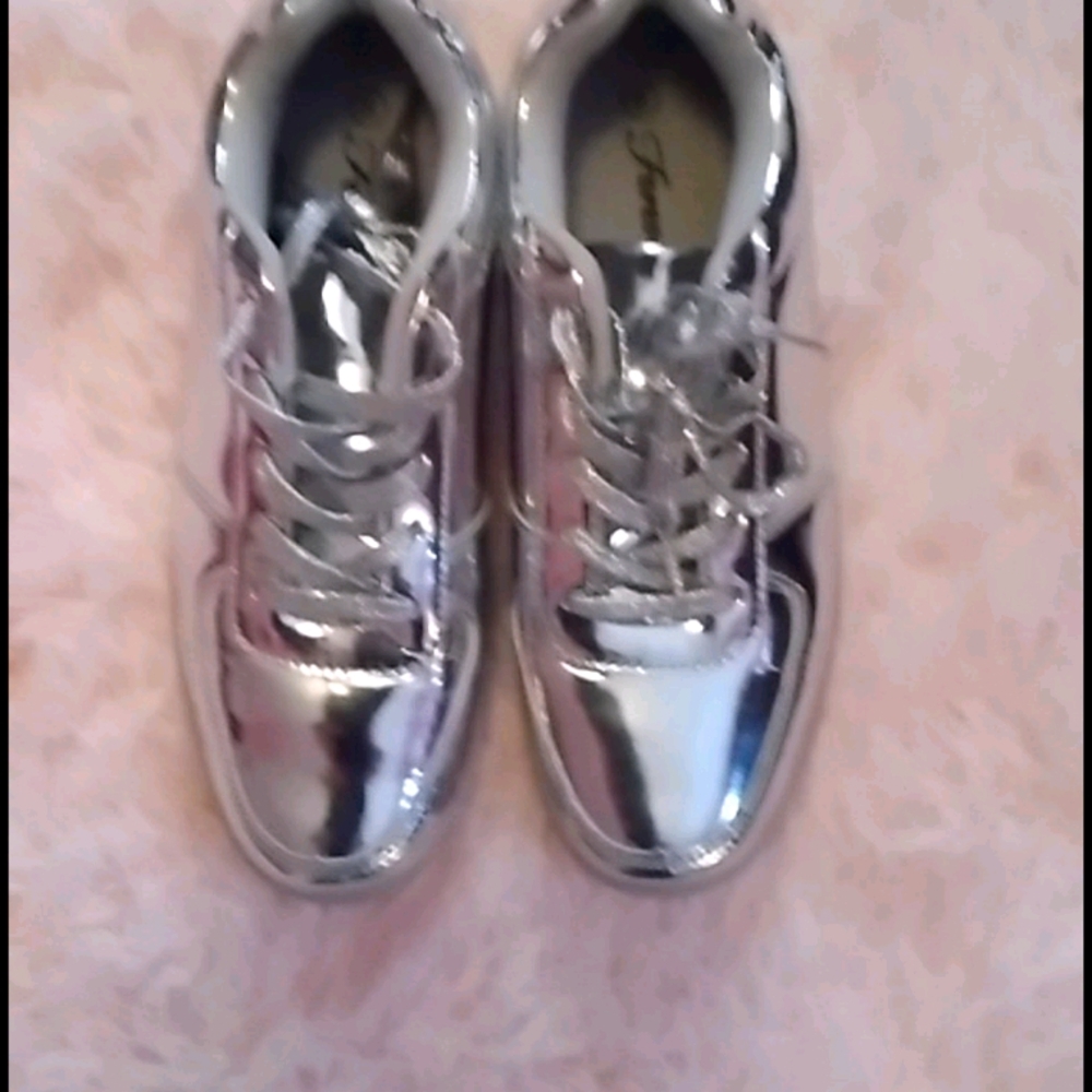 SILVER METALLIC TENNIS SHOES